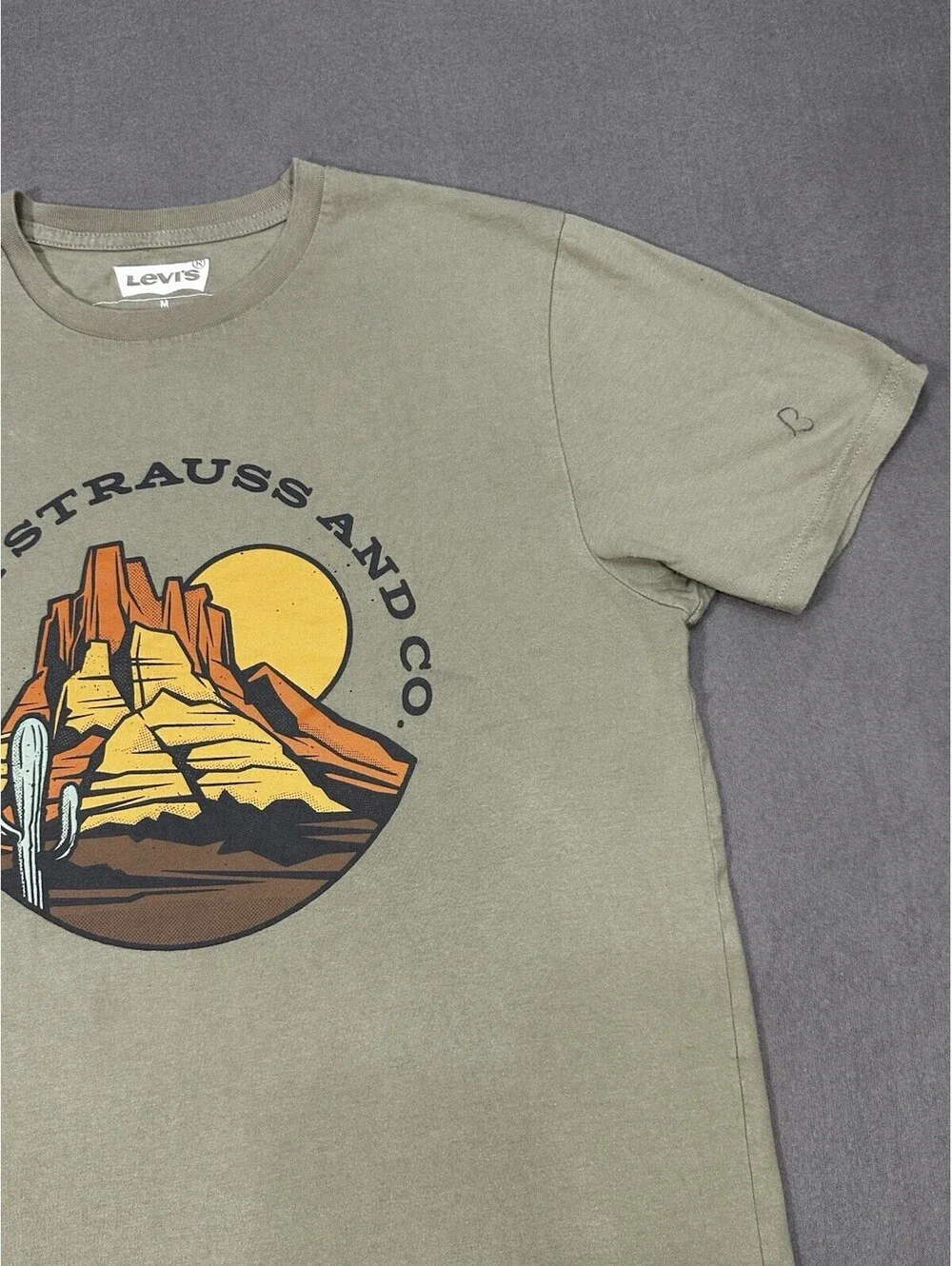 Levi’s Strauss & Co Men’s Medium Graphic T-Shirt Olive Green Desert Print Cotton